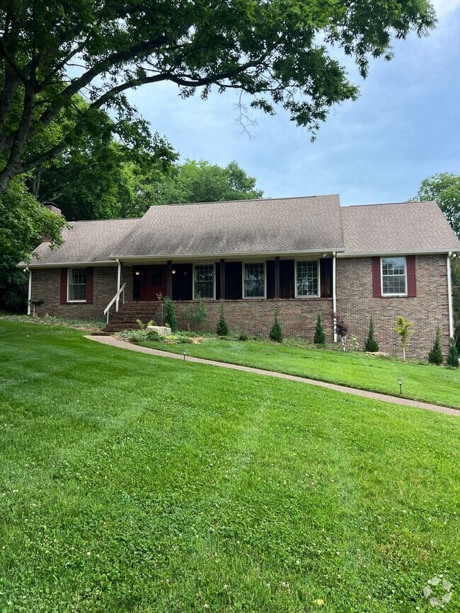 Building Photo - Single Family Home on almost an acre, 4 be...