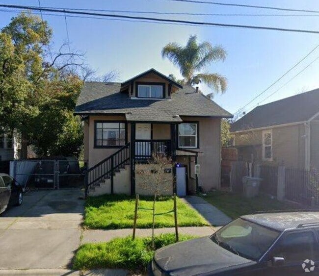 Building Photo - 3135 32nd St Unit A Rental