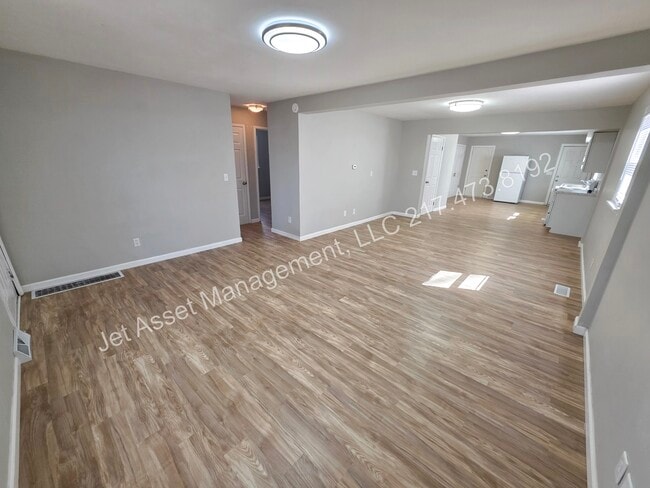 Photo - 3 bed, 1.5 baths, 2 car garage, fenced yard!