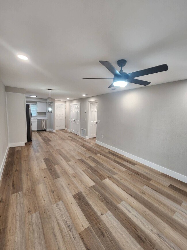 Photo - Beautiful Newly Renovated unit with 2 bedr... Unit #4