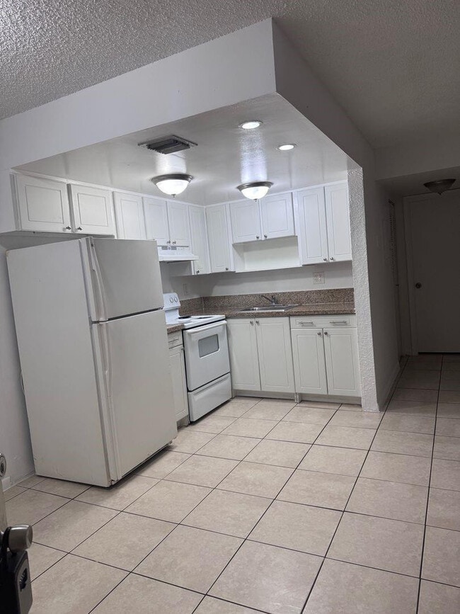 Building Photo - 6001 NW 7th St Unit 12