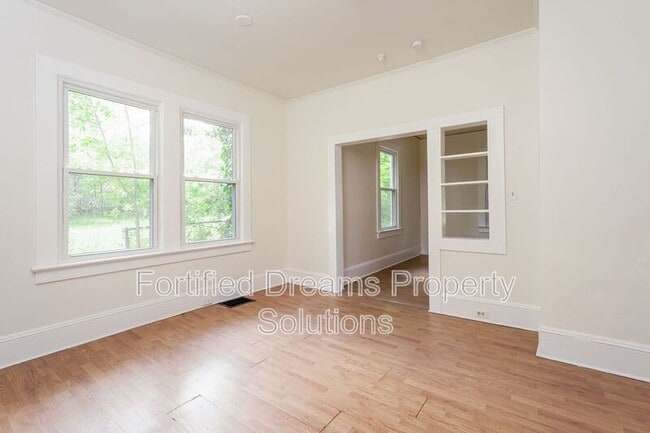Photo - 420 E Twenty-Fifth St