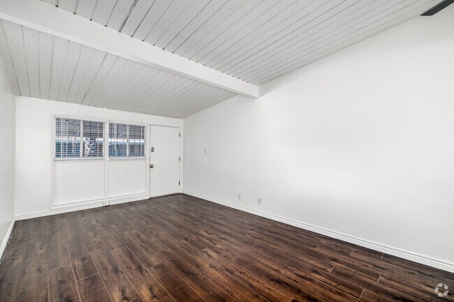 1BR, 1BA - 604SF - Living Room