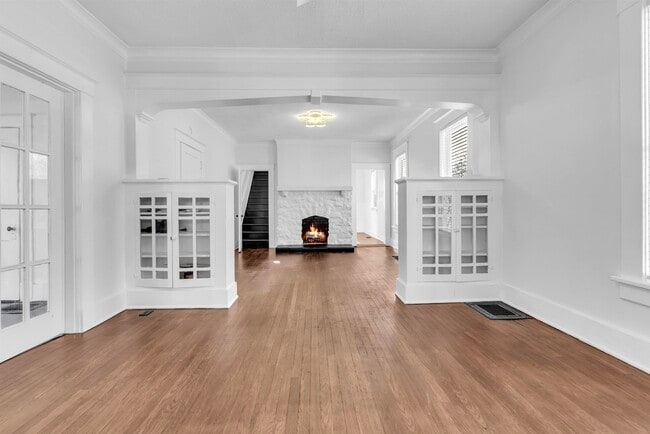 Photo - 1851 Manila Ave