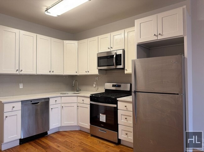 Building Photo - 7 AVENUE Unit 3