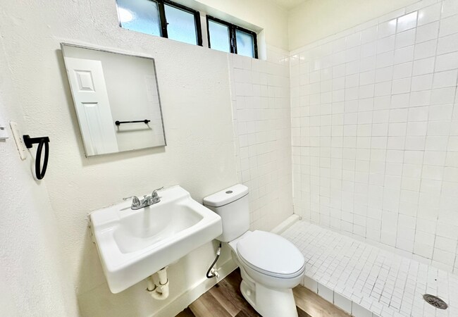 Photo - 1121 Essex St Unidad 1121 Essex St #3 (Back House)