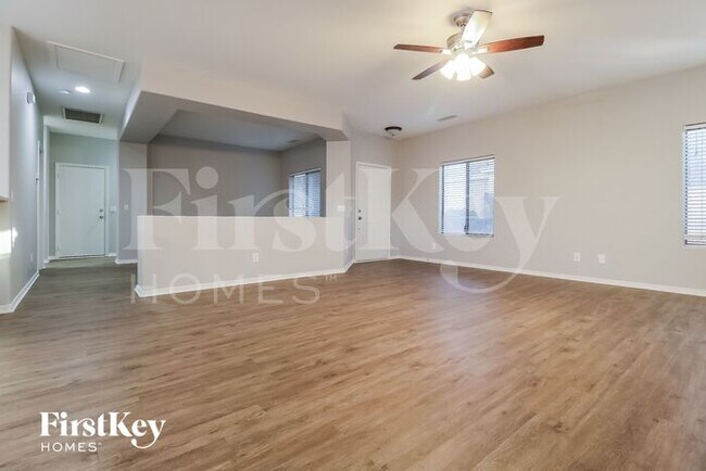 Photo - 601 W Elm Ln