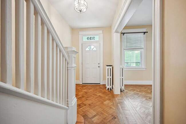 Photo - 310 Taylor St NW