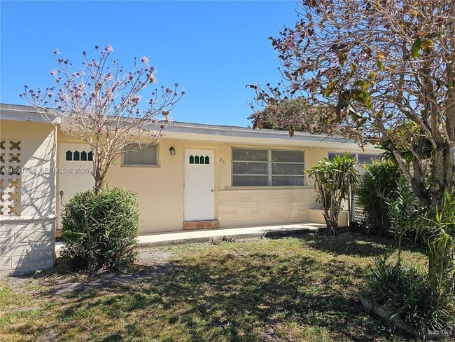 Building Photo - 201 SW 30th Ct Unit 201