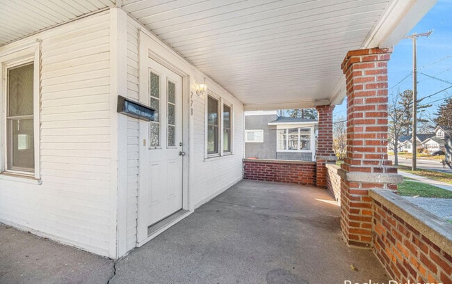 Photo - 778 Eleanor St NE