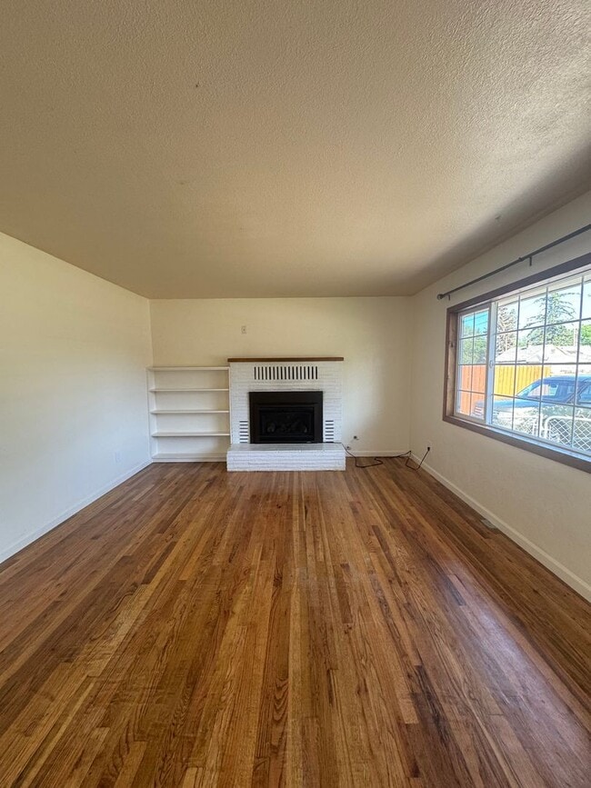 Building Photo - 3 bed 1 bath with large back yard - ONE SMALL PET CONSIDERED!