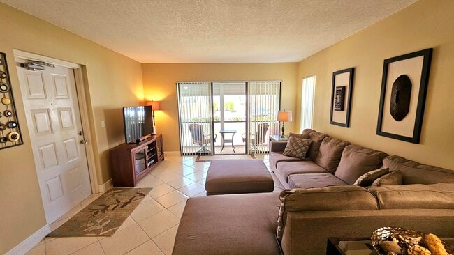 Photo - 1005 Green Pine Blvd Unidad E1