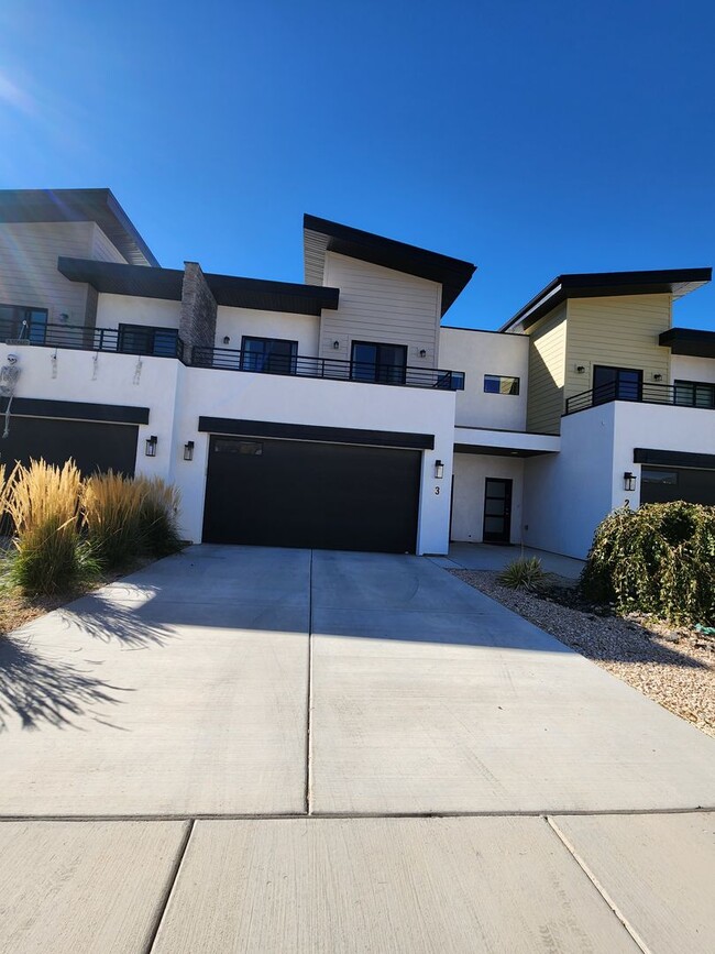 Building Photo - Modern 3-Bedroom Home with Balcony for Ren...
