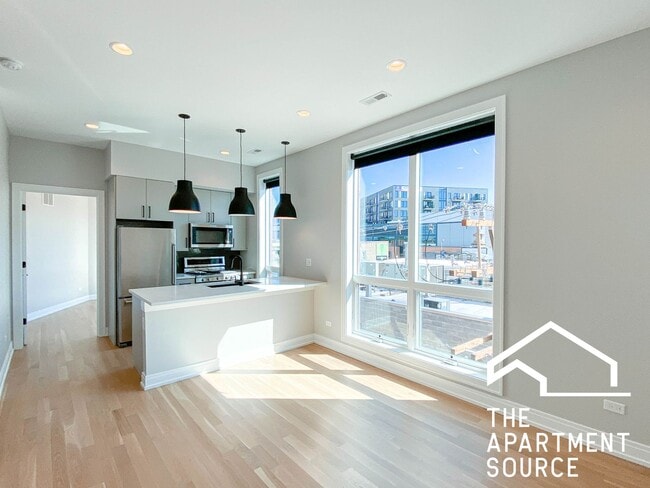 Photo - 1050 W Cornelia Ave Unit 402