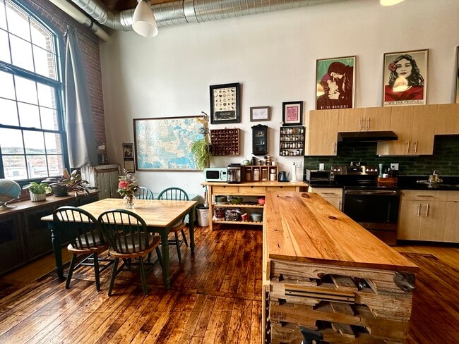 Photo - 1 Westinghouse Plz Unit Sun-filledhistoricloft
