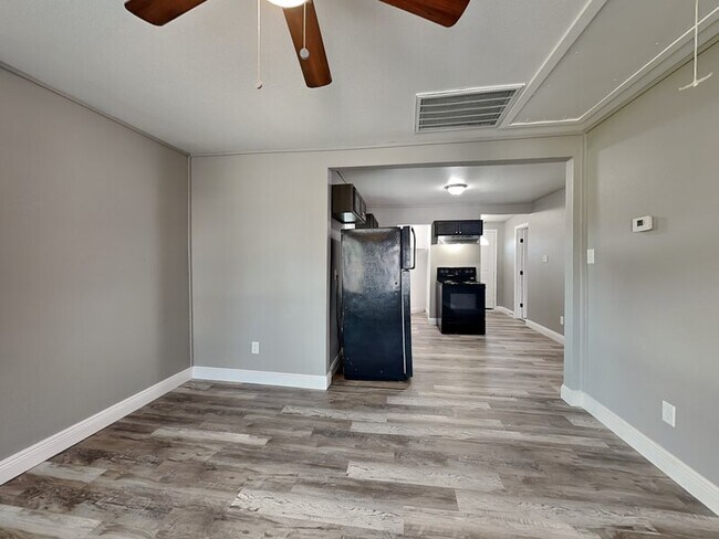 Photo - 2211 Hooper St