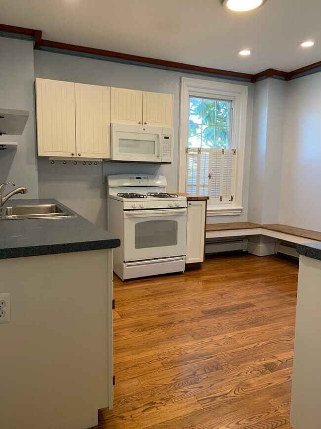 Kitchen Photo 3 - 13 N Wayne St