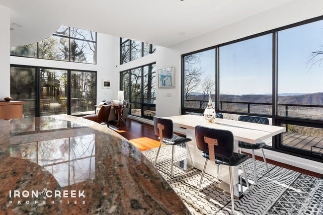 Photo - 910 Rockhold Dr