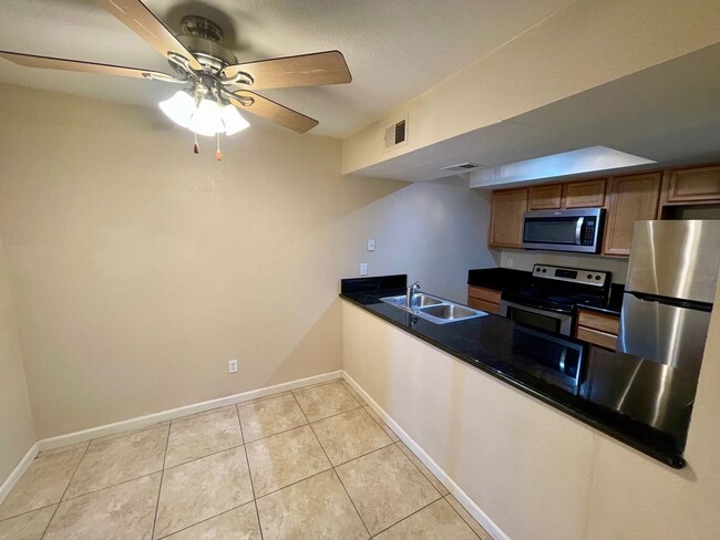 Photo - 2 Bedroom Condo close to airport