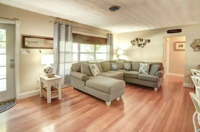 7609 Senrab Dr