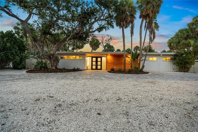 Photo - 4879 Commonwealth Dr