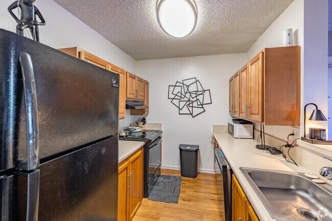 2BR, 2BA - 833SF - Kitchen