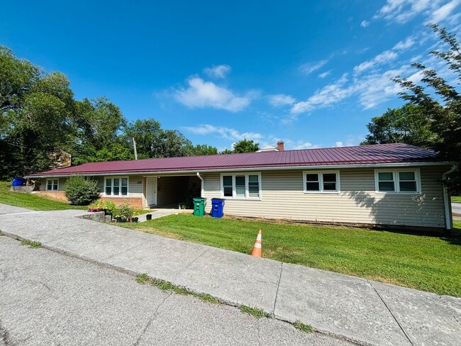 Building Photo - 100 Edgewood Ln