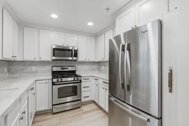 Photo - Massive Three Bedroom Two Bath Condo Available now! Unidad 204