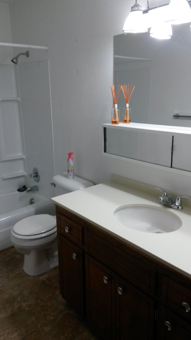 Photo - 609 Blaine St Apartments Unit 2