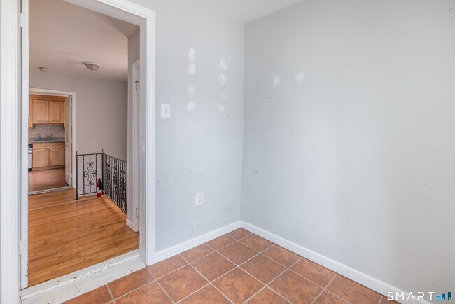 Photo - 727 Brewster St Unit 2nd Floor