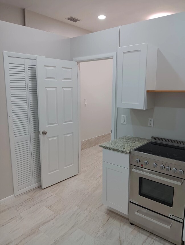 Puerta de entrada al dormitorio - 7195 Reymoor Dr Unidad Reymoor Place