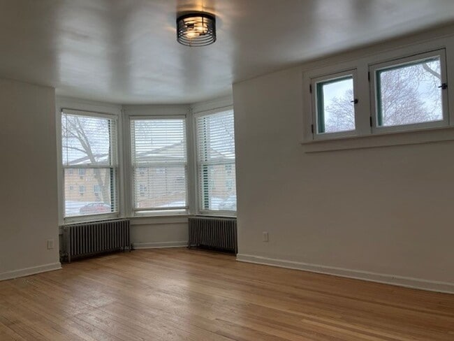 Photo - Sharon Apt - 906-908 N 34th Street Unit Sharon Apt - 3332 W Kilbourn Ave