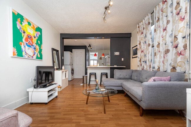 Building Photo - 32 Barrington Av Unit 32 Barrington Ave