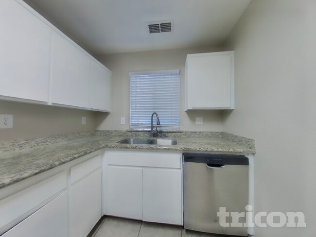 Photo - 902 Emily St