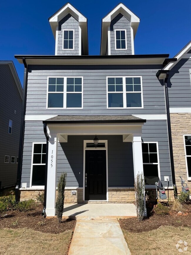 Building Photo - Beautiful Townhome in Downtown Wake Forest