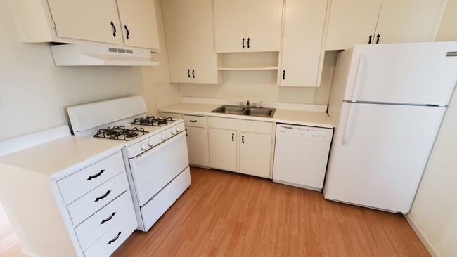 Photo - 3-2 in Southlawn!