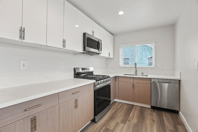 Photo - 1358 W 36th St Unidad 1