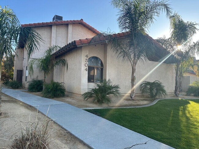 Building Photo - 2+1.5 REMODELED BRAND NEW APPLIANCES INCLUDED Unit D Rental