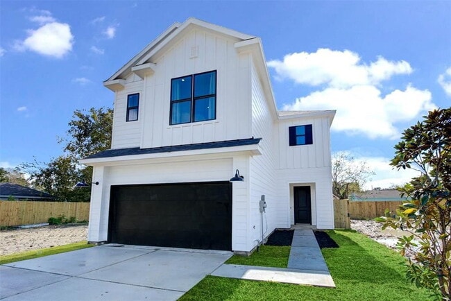 Building Photo - "Charming 3-Bed Oasis with 2.5 Baths & 1,707 Sq Ft in Houston's Heart!"
