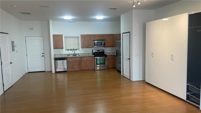 Photo - 255 W 7th St Unidad 13