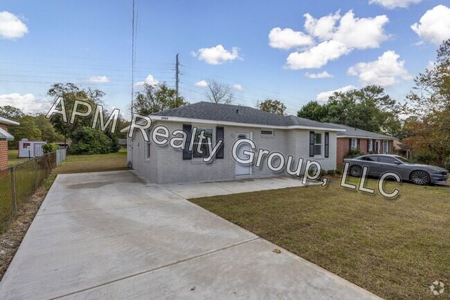 Building Photo - Brand new three bedroom house.