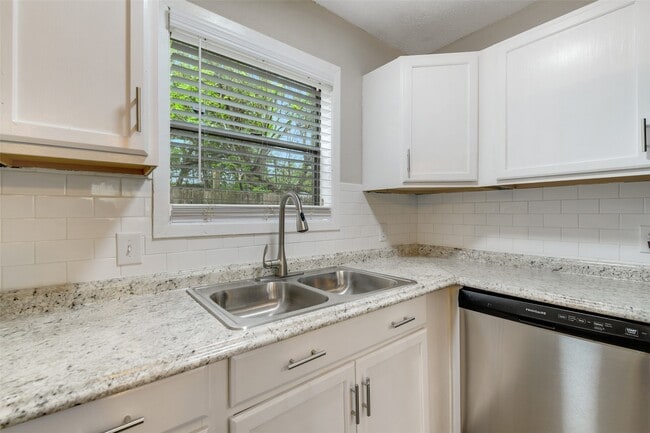 Building Photo - 1514 Broadmoor Dr Unit D
