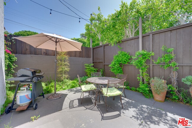 Building Photo - 8704 Ashcroft Ave