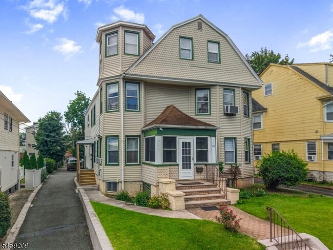 Building Photo - 33 Van Houten Pl Unit 3