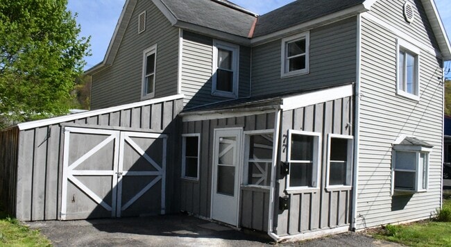Front entrance through mud room.parking in or outside the closed shed - 77 Fox St