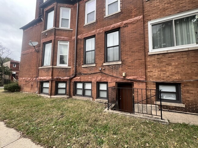 Building Photo - 2701 E 75th Pl Unit BSMT