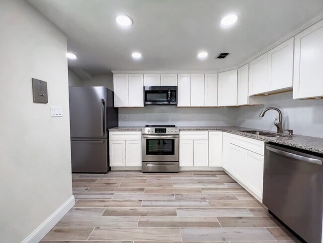 Building Photo - 592 American Legion Hwy Unit 3