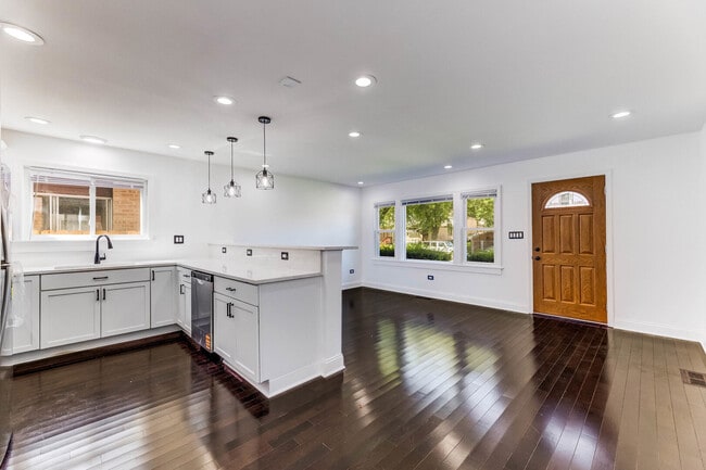 Photo - 6903 S Ada St House