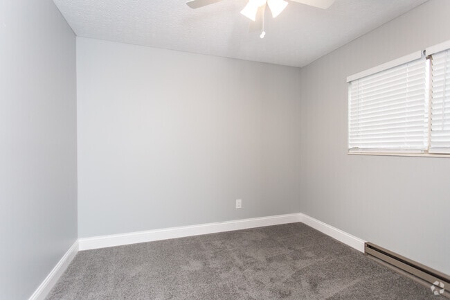 2BR, 1.5BA - 910 SF