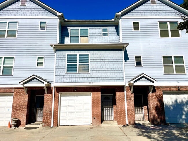 Building Photo - Welcome to this stunning 3-bedroom, 3-bathroom townhome located in the vibrant city of Atlanta, GA.